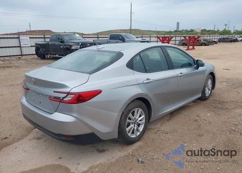 2025 Toyota Camry Le z USA, uszkodzony, nr VIN 4T1DAACK7SU047325